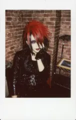 【中古】生写真(男性) グリーヴァ/陽-haru-/上半身・衣装黒・左手頬・背景レンガ/生チェキ
