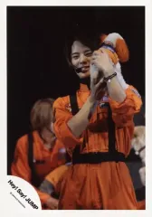 【中古】生写真(ジャニーズ) Hey! Say! JUMP/岡本圭人/ライブフォト・膝上・衣装オレンジ黒・両手犬・左向き/公式生写真