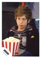 【中古】生写真(ジャニーズ) 嵐/二宮和也/上半身・衣装黒グレー赤・両手ポップコーン・目線左・座り・背景黒/公式生写真