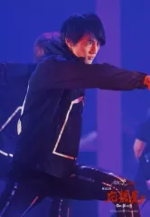 【中古】生写真(ジャニーズ) Travis Japan/川島如恵留/ライブフォト・膝上・衣装黒白・右腕伸ばし・左膝曲げ・体右向き・目線右・背景紫/「ABC座2016 株式会社応援屋!!～OH＆YEAH!!～」ステージフォト 第1弾