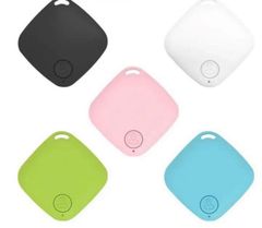 ⭐️最新 新品未使用 GPS 追跡 装置 探知機 ミニ トラッカー 黒 白 ピンク グリーン ブルー Bluetooth スマホ連携