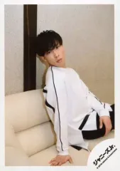 【中古】生写真(ジャニーズ) Snow Man/宮舘涼太/膝上・座り・衣装白・黒・右手ソファー・右向き・首傾げ・口閉じ/「ジャニーズJr.8・8祭り～東京ドームから始まる～」グッズオフショット/公式生写真