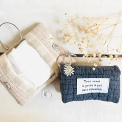 キーホルダーみたいなポケットティッシュケース　ヌビキルト（マーガレット刺繍）　花粉症　プレゼント　お子様や男性にもオススメ