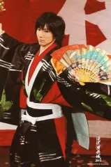 【中古】生写真(ジャニーズ) ジャニーズJr./京本大我/ライブフォト・膝上・衣装黒 赤・着物・扇子・両手広げ・体左向き・2Lサイズ/滝沢演舞城2013