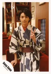 【中古】生写真(ジャニーズ) Sexy Zone/佐藤勝利/膝上・浴衣・白・黒・オレンジ・左手ピース・口閉じ・右手ソファ赤/Summer Paradise in TDC パンフ＆グッズ/公式生写真