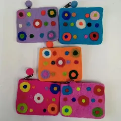 新品未使用品！　羊毛フェルト生地のポーチ♪　カラフルドット柄