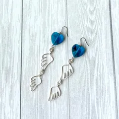ハートと羽根のロングピアス／ロングイヤリング（マリンブルー）