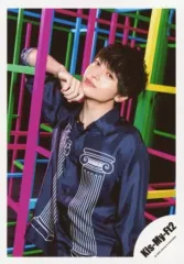 【中古】生写真(ジャニーズ) Kis-My-Ft2/玉森裕太/上半身・衣装紺・右手顎・左手下・遊具・背景黒/「Kis-My-Ft2 LIVE TOUR 2020 To-y2」グッズオフショット/公式生写真