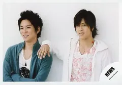 【中古】生写真(ジャニーズ) NEWS/加藤シゲアキ・山下智久/横型・加藤衣装青・山下衣装白・肩組み・加藤腕組み/公式生写真