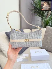 Dior 香水 パスケース ノベルティ 2025年最新】パスポートケース diorの人気アイテム - メルカリ