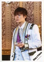 【中古】生写真(ジャニーズ) King ＆ Prince/岸優太/上半身・衣装白・左手ガラスの靴持つ/「シンデレラガール」PV＆ジャケ写撮影オフショット