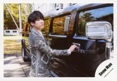 【中古】生写真(ジャニーズ) Snow Man/宮舘涼太/横型・膝上・衣装グレー・右手ドアノブ・右向き・車・野外/シングル「D.D. / Imitation Rain」MV＆ジャケ写オフショット/公式生写真