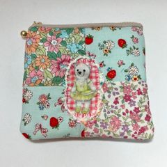 ハンドメイド　パッチdeポーチ　ミニ　しろくまさん　2 パッチワーク　ポーチ　ミニポーチ　フラットポーチ　花柄　いちご柄　しろくま