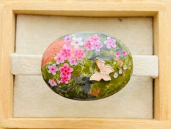 ☆〜天然石 オパール 城と梅の花 縁起の七宝柄 帯留め 40×30 