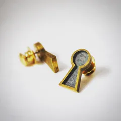 TRIFARI 鍵と鍵穴のヴィンテージ ゴールドブローチ キーチェーン
