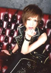 【中古】生写真(男性) EVE/祥-yoshi-/膝上・衣装黒・金・ソファ座り・左手顎/EVE 「EXIST」衣装アーティスト写真セット