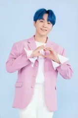 【中古】生写真(男性) SEVENTEEN/SEUNGKWAN(スングァン)/膝上・衣装ピンク・白・両手でハート・背景水色・ポストカードサイズ/「2019 SVT 3rd FAN MEETING SEVENTEEN in CARAT LAND」フォトセット