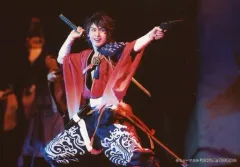 【中古】生写真(男性) 田村心(陸奥守吉行)/ライブフォト・横型・膝上・衣装赤青・右手上げ・左手銃・目線右・両膝曲げ/1部衣裳/「ミュージカル『刀剣乱舞』～結びの響、始まりの音～」舞台写真ブロマイド