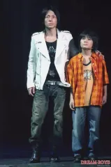 【中古】生写真(ジャニーズ) ジャニーズ/屋良朝幸・森本慎太郎/ライブフォト・全身・衣装白・黒・デニム・オレンジ・左手森本の肩・背景黒・2Lサイズ/DREAM BOYS 2007