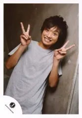 【中古】生写真(ジャニーズ) 関西ジャニーズJr./福本大晴/上半身・衣装グレー・両手ピース・右肩上げ・笑顔/公式生写真
