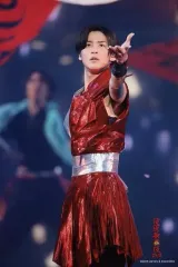 【中古】生写真(ジャニーズ) ジャニーズJr./目黒蓮/ライブフォト・膝上・衣装赤銀・左手前・体左向き・2Lサイズ/「滝沢歌舞伎2018」ステージフォト第3弾