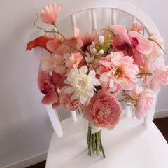 くすみピンクのクラッチブーケ　ウェディングブーケ　ブートニア付　造花　アーティフィシャルフラワー　カラー　胡蝶蘭　ダリア