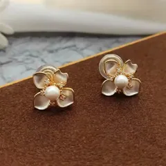 パール イヤリング フラワーモチーフ 痛くない 落ちにくい ゴールド