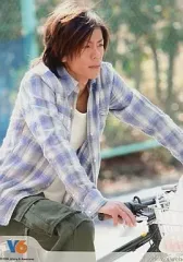 【中古】生写真(ジャニーズ) V6/森田剛/膝上・青チェックシャツ・自転車に乗る/Johnny’s web