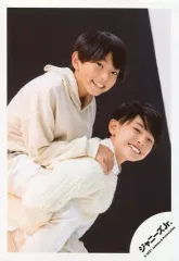 【中古】生写真(ジャニーズ) ジャニーズJr./伊藤篤志・丸岡晃聖/膝上/「関西ジャニーズJr. あけおめコンサート2021～関ジュがギューッと大集合～」グッズオフショット/公式生写真