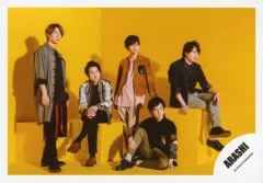 【中古】生写真(ジャニーズ) 嵐/集合(5人)/横型・全身・衣装グレー茶黒・目線右大野二宮櫻井座り・センター松本・背景黄/16-17冬 パンフ＆グッズ撮影/公式生写真