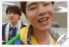 【中古】生写真(ジャニーズ) ジャニーズJr./岩崎大昇・猪狩蒼弥/横型・バストアップ・衣装白・青・黄色・猪狩顔アップ・笑顔/Johnnys’ ISLAND セルフィー 2020/公式生写真