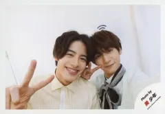 【中古】生写真(ジャニーズ) 美 少年/藤井直樹・金指一世/横型・バストアップ・衣装黄・緑・黒・白・右手ピース・金指笑顔・背景白/「ジャニーズJr.8・8祭り～東京ドームから始まる～」セルフィー/公式生写真