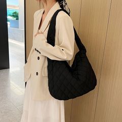 キルティングショルダー　ショルダーバッグ　肩掛けバッグ　斜めかけかばん　ナイロン　キルティング加工　ショッピング　エコバッグ　サブバッグ　お買い物　通勤通学