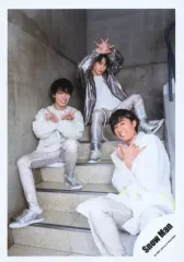 【中古】生写真(ジャニーズ) Snow Man/渡辺翔太・阿部亮平・佐久間大介/全身・座り・衣装白・両手交差・階段/Johnnys’ ISLAND STORE グッズオフショット’20夏/公式生写真