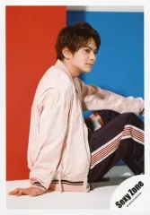 【中古】生写真(ジャニーズ) Sexy Zone/佐藤勝利/膝上・衣装ピンク・座り・右向き・右手下・背景赤青/「Sexy Zone LIVE TOUR 2019 PAGES」グッズオフショット/公式生写真 