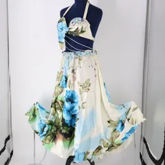 【ベリーダンス用 オリエンタル衣装】アイボリー×水色 ラインストーン ビーズ フリル サテン生地 ブラトップ スカートセット 花柄 鮮やか 爽やか かわいい