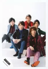 【中古】生写真(ジャニーズ) 嵐/集合(5人)/全身・座り・櫻井両手組み・階段・目線右上/公式生写真