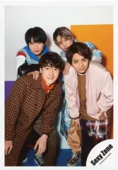 【中古】生写真(ジャニーズ) Sexy Zone/集合(4人)/膝上・全身・衣装茶色・ピンク・青・佐藤左手ポケット・背景白オレンジ紫/「Sexy Zone LIVE TOUR 2019 PAGES」グッズオフショット/公式生写真 