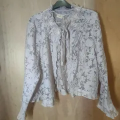 【美品】BiBi TOKYO 薄ピンク フリル 長袖 フォーマル カーディガン 羽織  花柄 葉っぱ柄 ジャケット 上品 エレガント レディース ミセス シニア くすみピンク 立体 モチーフ 飾り ボレロ 13号 レース トップス フェミニン