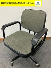 ＜現地引き取りのみ＞【オフィスチェア（肘掛けあり）座面：グリーングレー、フレーム等：黒】落ち着いた色味のチェアに座って落ち着く。