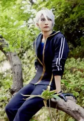 【中古】生写真(男性) 梅津瑞樹(山姥切長義)/膝上・内番衣装・木に座り・屋外・キャラクターショット/舞台「『刀剣乱舞』慈伝 日日の葉よ散るらむ」ランダムブロマイド