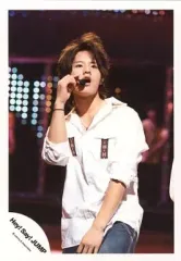 【中古】生写真(ジャニーズ) Hey! Say! JUMP/岡本圭人/ライブフォト・膝上・衣装白・右手マイク・目線右/公式生写真