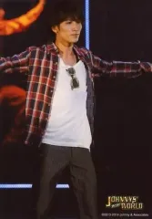 【中古】生写真(ジャニーズ) Snow Man/渡辺翔太/膝上・衣装赤白黒・チェック・両手広げ・目線右・サングラス/Johnnys’ 2020 world