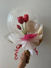 文字入れ無料　赤色　チューリップとかすみ草のバルーンフラワー　バルーンブーケ　Mサイズ　誕生日　お祝い　ギフト配送