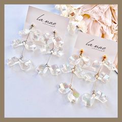 オーロラ クリア 花びら お花 ゴールド シルバー フラワー キラキラ 上品 華奢 ハンドメイドピアス 【イヤリング・アレルギー対応ポスト変更可能】
