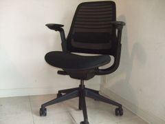 スチールケース(steelcase) シリーズワンチェア　ランバーサポートつき　黒色