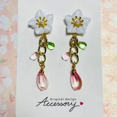 ハンドメイド　つまみ細工の桜&花びら(ホワイト系)〈ピアス/イヤリング〉