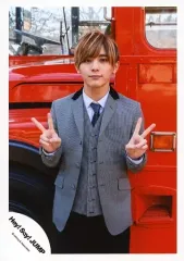 【中古】生写真(ジャニーズ) Hey! Say! JUMP/山田涼介/膝上・衣装グレー白黒・両手ピース・体正面・背景赤・バス/「Funky Time」PV＆ジャケ写撮影/公式生写真