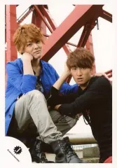 【中古】生写真(ジャニーズ) 関西ジャニーズJr./向井康二・室龍太/全身・座り・衣装青黒・右手頬・右手頭/松竹8月公演「少年たち」パンフ＆グッズ撮影オフショット/公式生写真