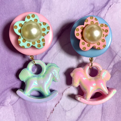 ピンクとブルーのうるうるカラーの ロッキンホース ピアス